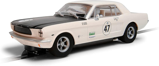 Ford Mustang Scalextric - Bill y Fred Shepherd - Goodwood Revival. Turismo Clásico. Muscle cars, blanco/negro (C4353)