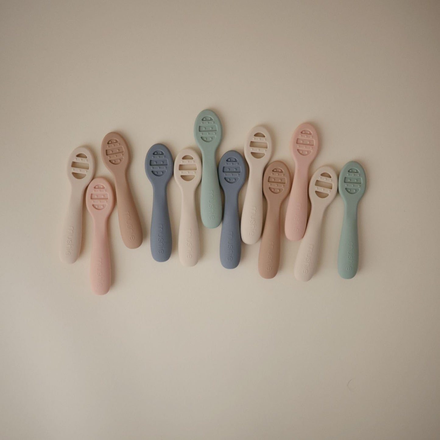 Mushie Colheres de Aprendizagem para Primeiros Passos na Alimentação do Bebê | Kit com 2 Colheres de Silicone Livres de BPA | Utensílios Resistentes e Laváveis na Lava-louças | Cor Natural/Areia Movediça