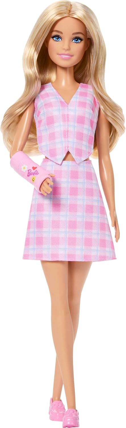Barbie Boneca Fashionistas nº 243 com cabelo loiro e acessório de gesso rosa no braço, vestindo blusa e saia xadrez com mocassins rosa, JJN56
