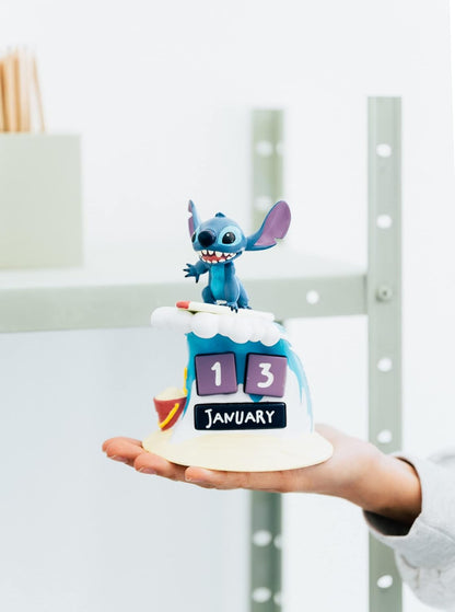 Calendario perpetuo de Disney Stitch de Erik Group | Calendario volteado | Calendario de puntadas | Calendarios perpetuos | Calendario de escritorio de puntada | Regalos de puntada | Figura de puntada | Calendario genial, 11,7 x 11,7 x 15,5