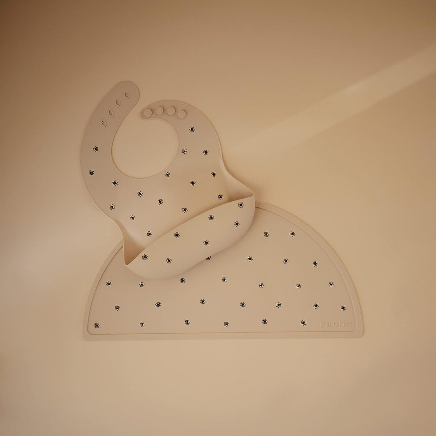 Mushie Tapete de silicone para crianças | Design antiderrapante | Material: Silicone de qualidade alimentar | Fácil de limpar e resistente a manchas | Livre de BPA e ftalatos (Margarida preta)