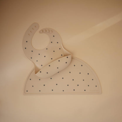 Mushie Tapete de silicone para crianças | Design antiderrapante | Material: Silicone de qualidade alimentar | Fácil de limpar e resistente a manchas | Livre de BPA e ftalatos (Margarida preta)