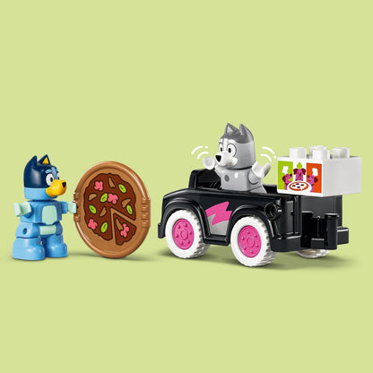 LEGO DUPLO Bluey Pizza Girls com Muffin e Bluey - Brinquedo Educativo para Desenvolvimento da Coordenação Motora em Crianças - Conjunto Montessori com Carro, 2 Figuras, Árvore e Balanço - Presente para Meninas e Meninos a partir de 2 Anos - 10469