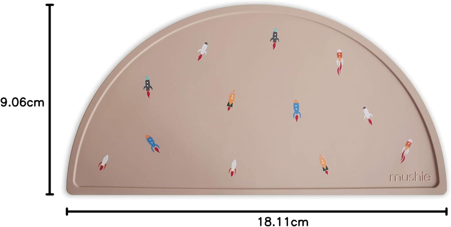 Mushie Tapete de silicone para crianças | Design antiderrapante | Material: Silicone de qualidade alimentar | Fácil de limpar e resistente a manchas | Livre de BPA e ftalatos (Foguete)