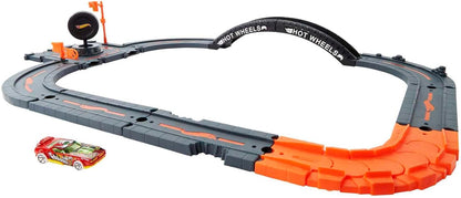 Conjunto de Pista Hot Wheels City Track Pack com 10 peças, incluindo base e diversos elementos para construir uma cidade, e 1 carrinho Hot Wheels. Conecta-se a outros conjuntos. Ideal para crianças a partir de 4 anos. HDN95