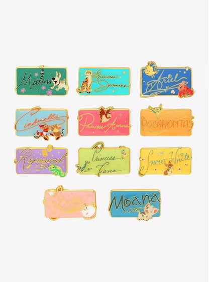 Loungefly - Princesas Disney - Ariel - Placa de carro exclusiva - Broche de esmalte - 1 de 6 para colecionar - Os estilos variam - Princesas Disney - Broches de esmalte em caixa surpresa - Broche e bolsas fofos e colecionáveis