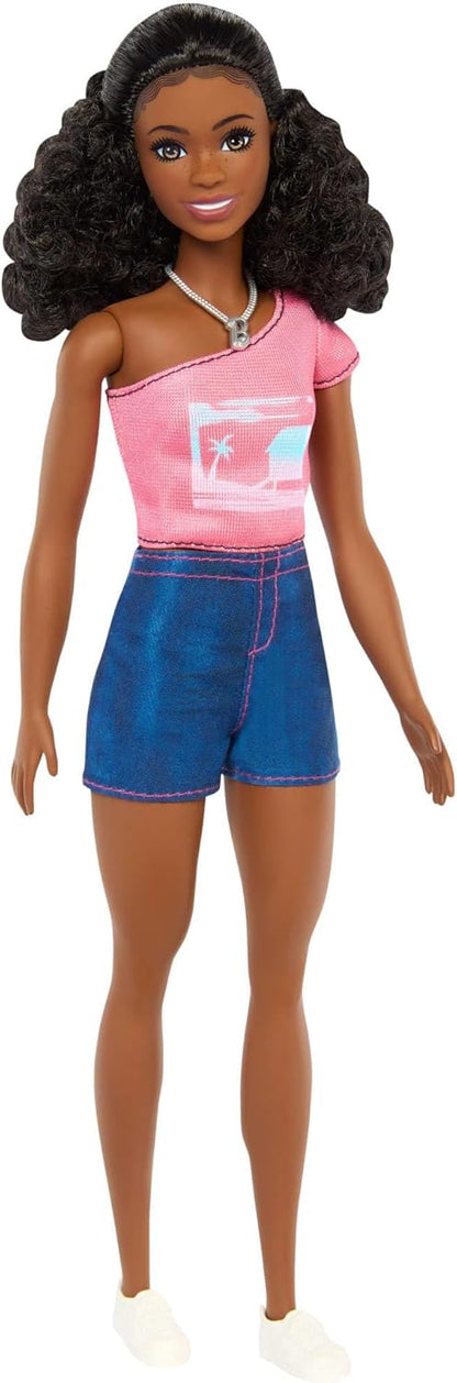 Barbie Mistérios: Detetives da Praia Brooklyn - Boneca Fashion com Roupa Exclusiva Removível e Acessórios, Incluindo Colar, JFV64