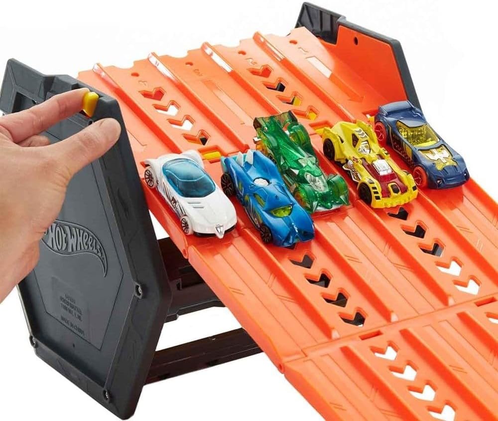 Hot Wheels Conjunto de Pista Roll Out Raceway, Balde de Armazenamento que se Desdobra em uma Pista de 5 Faixas para Brincar com Vários Carrinhos, Conecta-se a Outros Conjuntos