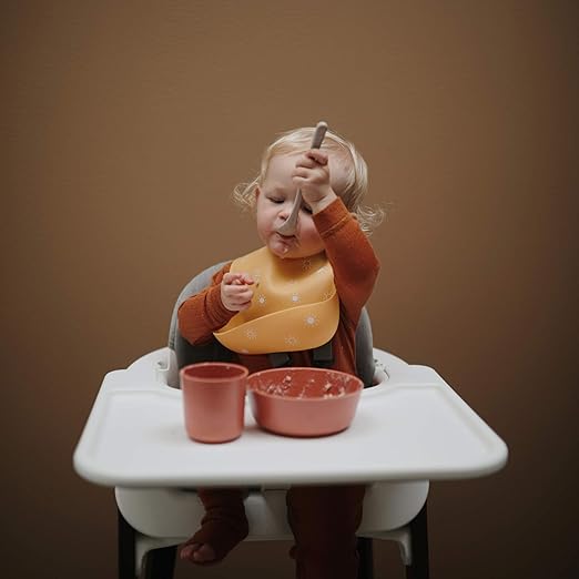 Mushie Babador de Silicone Baby | Babadores Impermeáveis com Ajuste Perfeito | Babadores Fáceis de Limpar para Alimentação do Bebê | 4 Tamanhos Ajustáveis com Bolsos Frontais Fundos | 100% Livre de BPA e Ftalatos