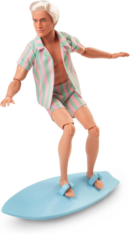 Barbie O Filme - Boneco Ken vestindo conjunto de praia listrado em tons pastel de rosa e verde, com prancha de surfe e tênis brancos, JBJ54