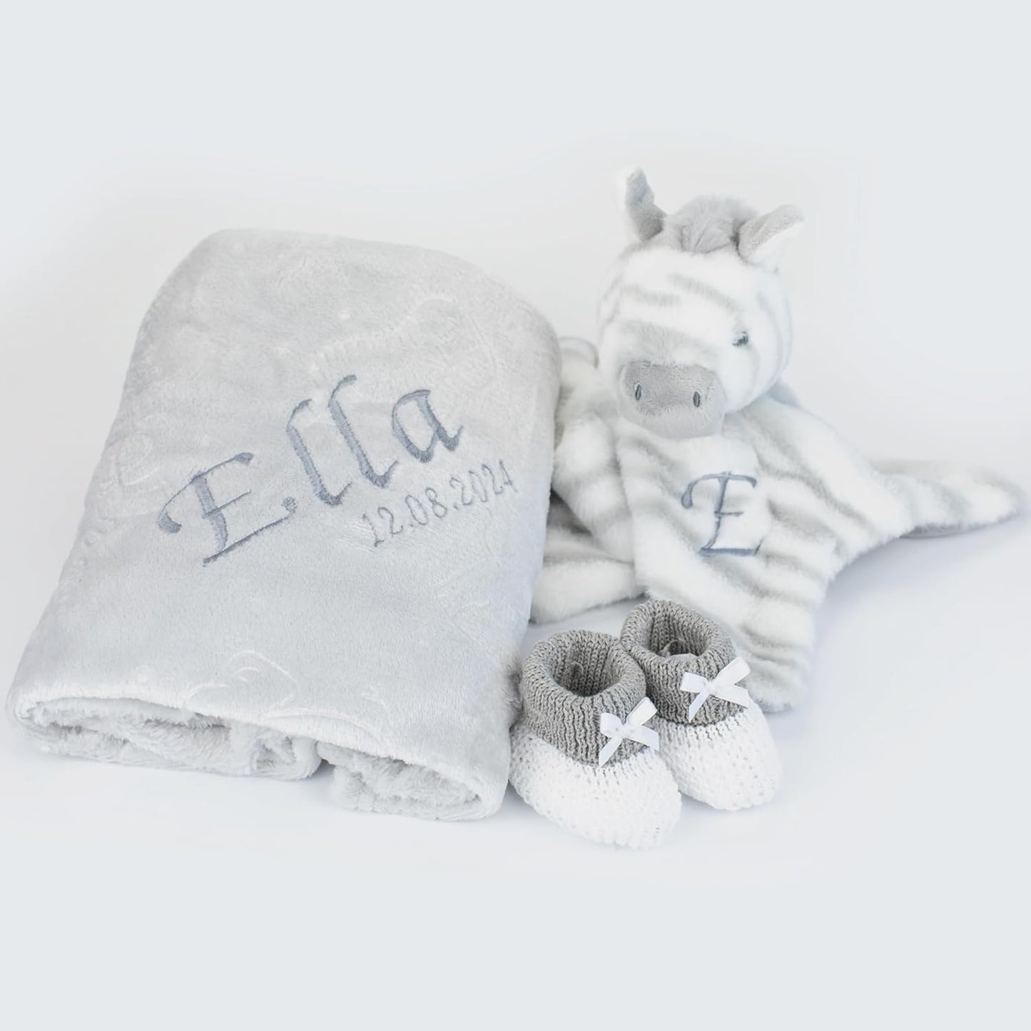Baby Box Shop - Presentes personalizados para bebês - Cobertor de bebê personalizado e edredom de bebê zebra personalizado com botinhas de algodão cinza e branco, ideais para presentes de batizado