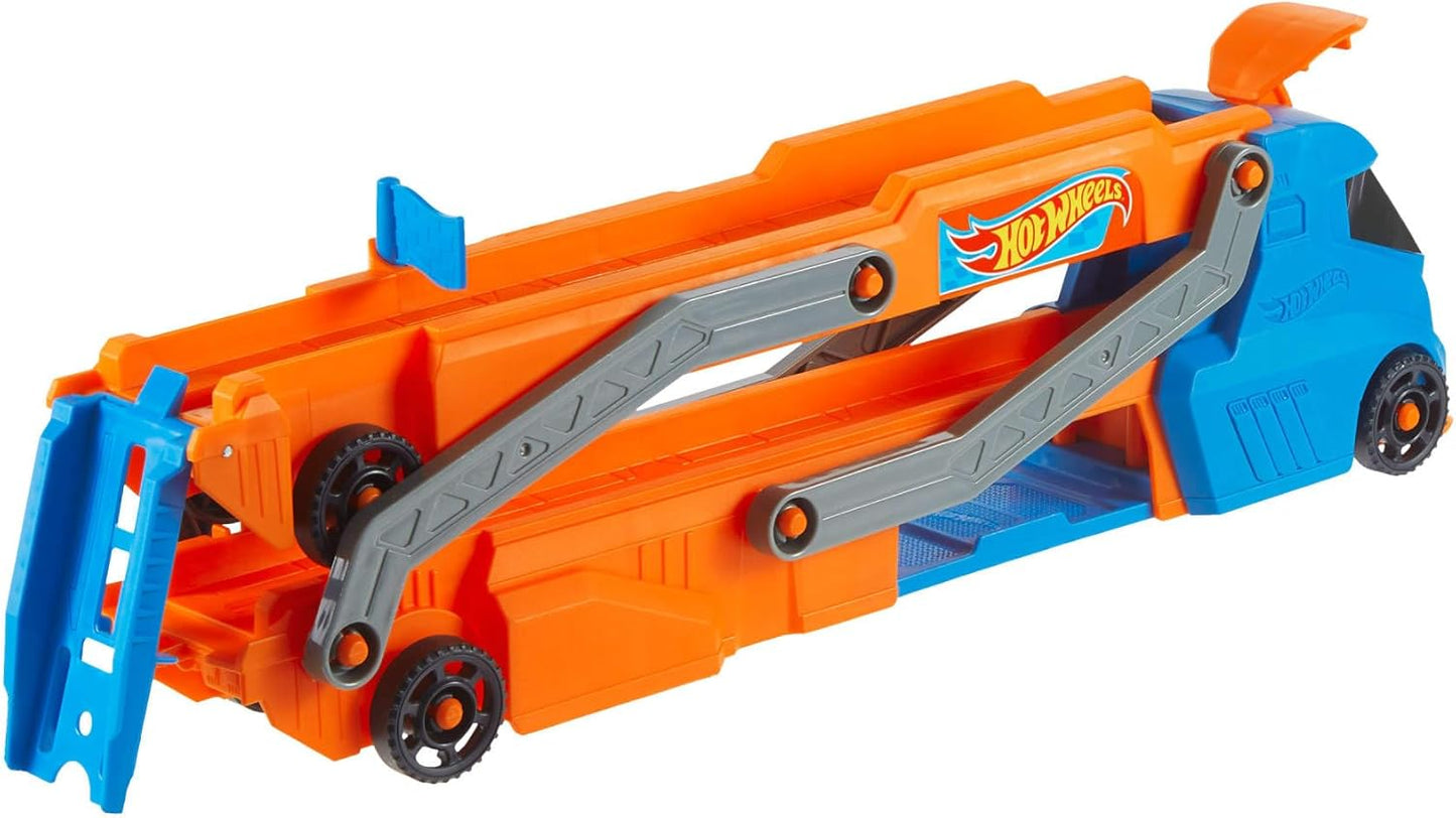 Hot Wheels Conjunto com carrinho, caminhão, reboque e pista em escala 1:64. O caminhão grande se transforma em uma pista de corrida de aproximadamente 76 cm com lançador, armazena até 9 carrinhos em escala 1:64 e conecta-se a outros conjuntos. HYT83