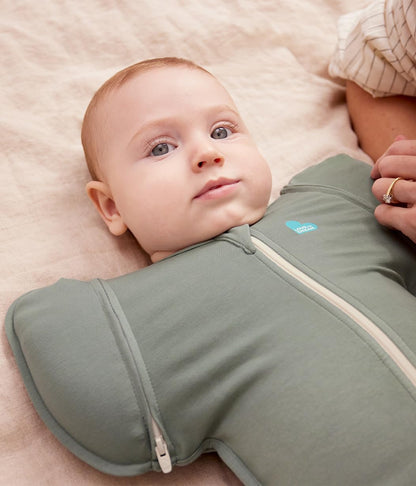 Love To Dream™ Saco de Transição Swaddle UP™, Médio (6–8,5 kg) – Verde Oliva Escuro | Ajuste Perfeito com Abas Removíveis | 1.0 Tog | Ideal para Primavera e Verão (20–24 °C) | Algodão Lavável à Máquina com Zíper Duplo