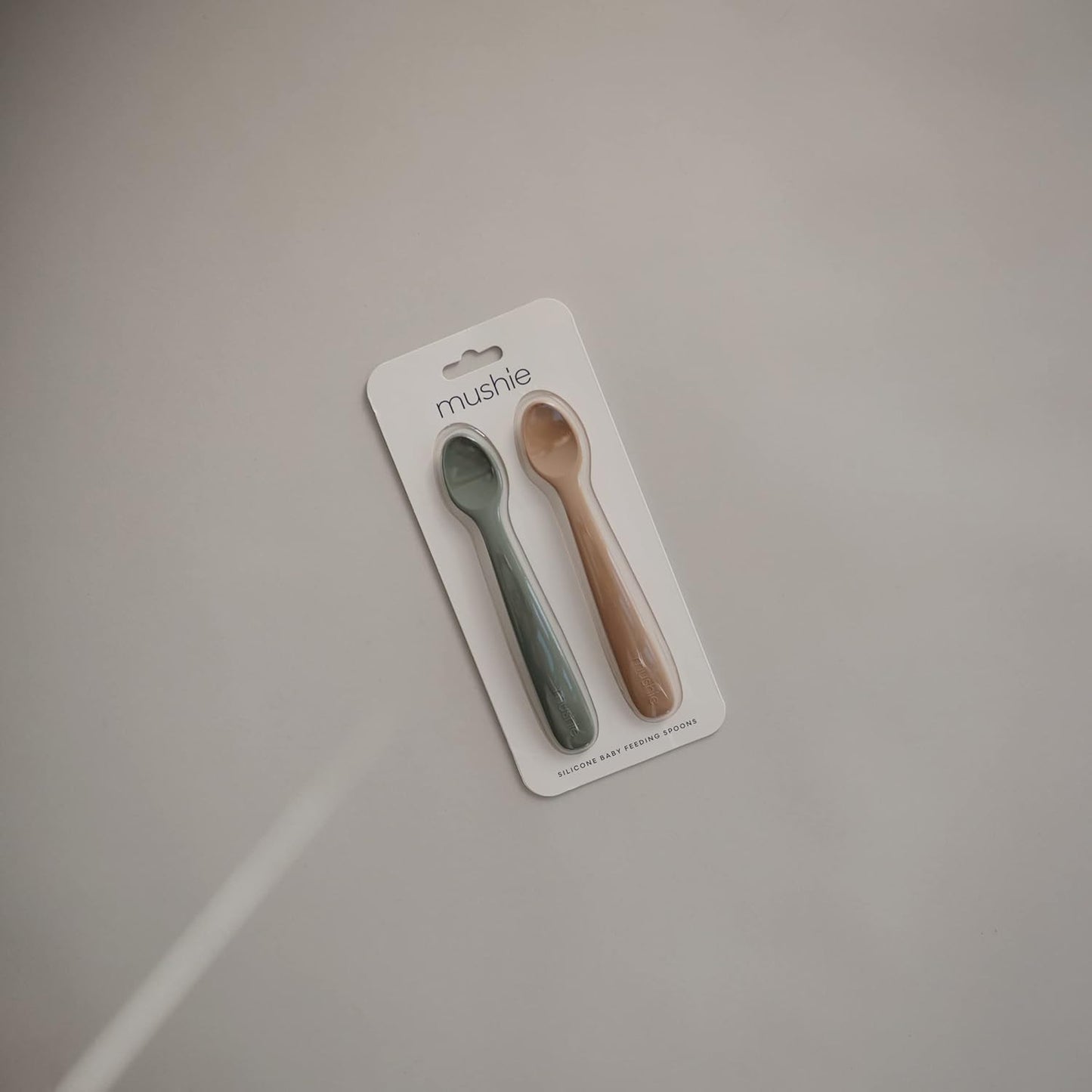 Mushie Colheres de alimentação Baby | Colheres de silicone sem BPA, pacote com 2 | Utensílios duráveis para bebês e crianças pequenas, próprios para lava-louças | Tomilho seco
