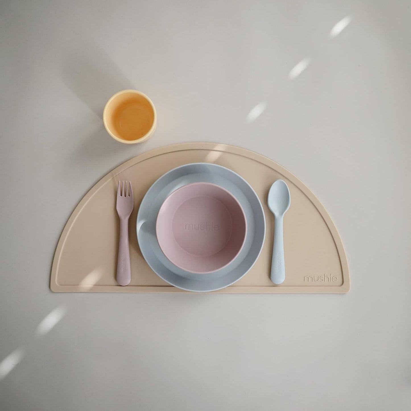 Mushie Copos de Jantar para Crianças | Copos de Mesa | Conjunto com 2 | Reutilizáveis | Podem ir à máquina de lavar louça e ao micro-ondas | Fáceis de segurar para crianças | Fabricados na Dinamarca (Verde Narciso Claro)