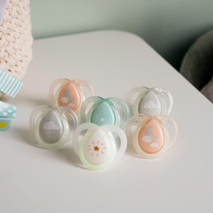 Tommee Tippee Chupetas noturnas para recém-nascidos, design ortodôntico simétrico, bolsa de silicone sem BPA, 0-6m, pacote de 6 manequins