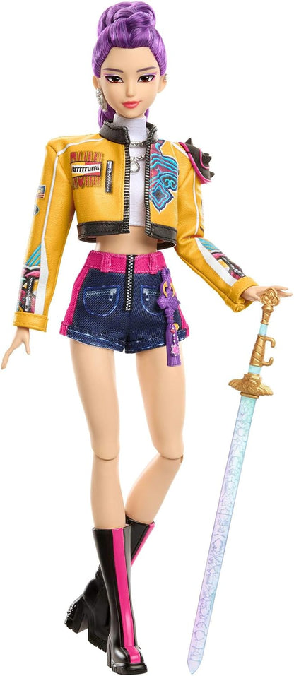 Mattel Boneca Fashion KPop Demon Hunters HUNTR/X Rumi | Com o visual da performance "How It’s Done" e acessório de espada, inspirada no filme, JRN35