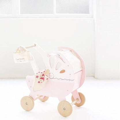 Le Toy Van - Brinquedo de madeira educacional Role Play Beautiful Sweet Dreams Doll Toy Pram | Conjunto de carrinho de bebê fingir brincar - para maiores de 3 anos