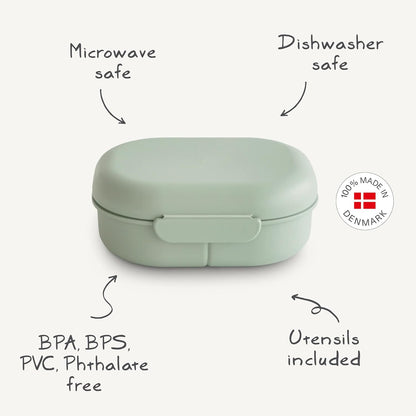 Mushie Lancheira | Lancheira infantil para jardim de infância e escola | Divisórias e compartimentos com tampas com trava | Inclui 1 conjunto de talheres (garfo e colher) | (Verde Sálvia)