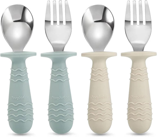 PandaEar Conjunto de 4 talheres para bebês e crianças pequenas, em aço inoxidável e silicone, com design antiengasgo e alças de silicone (verde morandi e branco leitoso). Indicado para crianças a partir de 12 meses.
