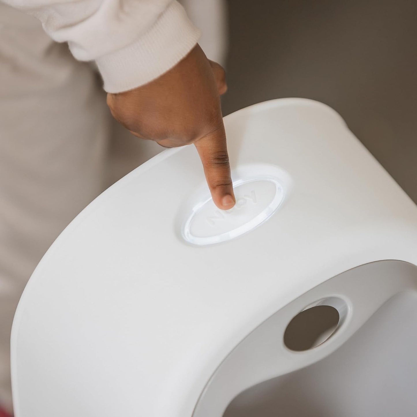 Nuby My Real Urinal Potty Training Toilet para meninos com botão de descarga realista e som para bebês e crianças, branco