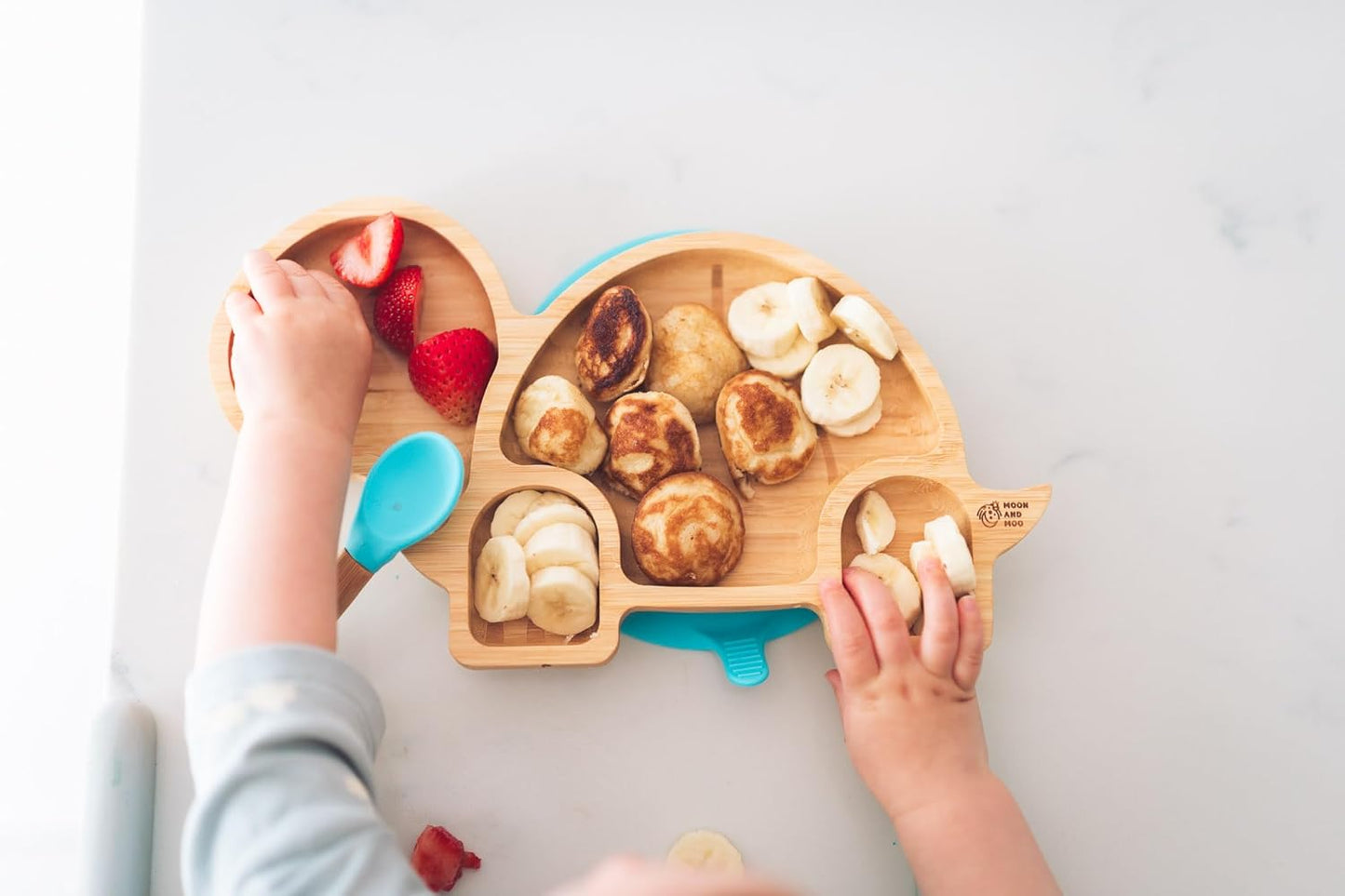 Juego de cuchara y plato de succión de bambú Moon and Moo Turtle para niños, niños pequeños y destete del bebé - No tóxico - Sin plástico - Permanece en su lugar - Plato de succión para bebé - Juego de destete para bebé (gris)