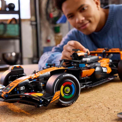 LEGO Kit de modelo Technic McLaren MCL39 F1 para adultos - Conjunto de construção colecionável de Fórmula 1 com motor V6, diferencial e ativador DRS - Ideia de presente para fãs de corridas e automobilismo - 42228