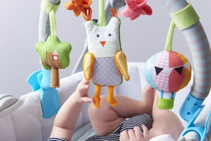 Taf Toys Arco Musical da Coruja. Arco para carrinho de atividades com 3 brinquedos pendurados. Serve para carrinhos e assentos de carro. Adequado para bebês, bebês e crianças pequenas. 0 meses +