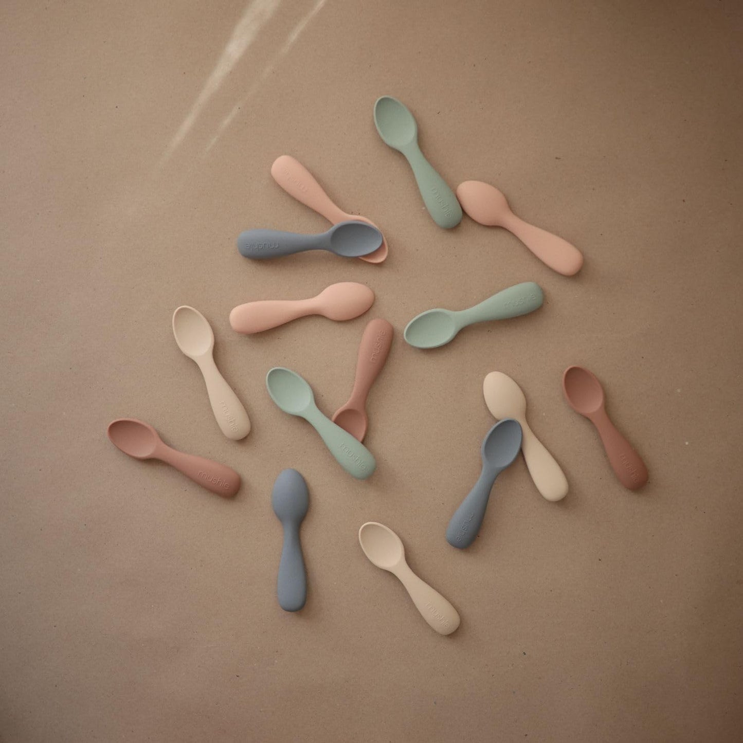 Mushie Colheres de Aprendizagem Baby | Conjunto com 2 Colheres de Silicone Livres de BPA | Utensílios Infantis Duráveis e Laváveis na Lava-louças | Cor Natural/Areia Movediça