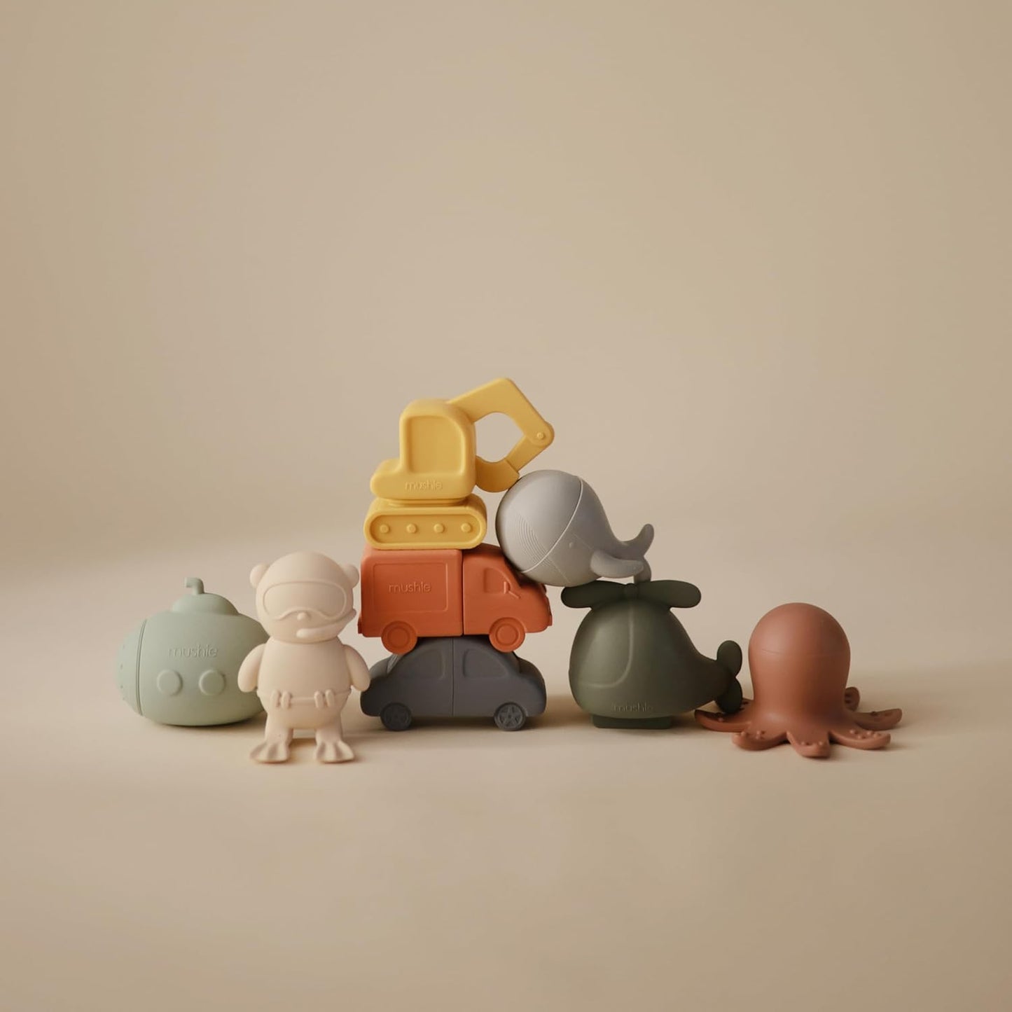 Mushie Brinquedo de banho para bebês, crianças pequenas e crianças, feito de silicone | Pacote com 4 brinquedos de banho com tema de vida marinha para diversão na banheira: baleia, submarino, mergulhador e polvo.
