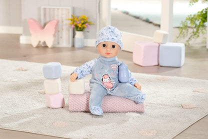 Baby Annabell Boneca Little Alexander de 36 cm com corpo macio, mamadeira e roupinha para brincar de alimentar - Adequada para crianças a partir de 1 ano - Inclui boneca, mamadeira e roupinha.