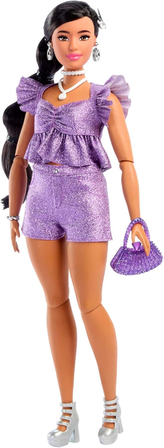 Barbie Deluxe Style Boneca nº 8 com blusa roxa metálica e shorts brilhantes, cabelo preto trançado, acessórios como joias peroladas e bolsa, JFP43