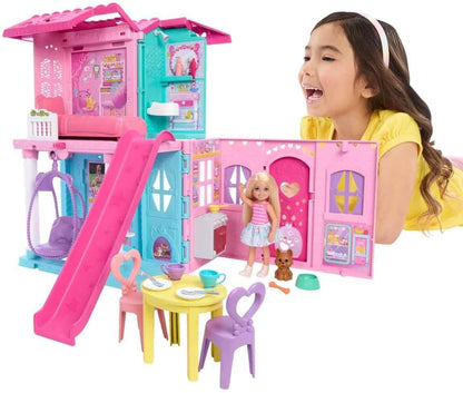 Barbie Casa de bonecas Chelsea com mais de 15 acessórios, casa pop-up que se expande para mais de 43 x 33 cm com 5 áreas de brincar e escorregador, inclui boneca pequena e cachorrinho de estimação, JFW49