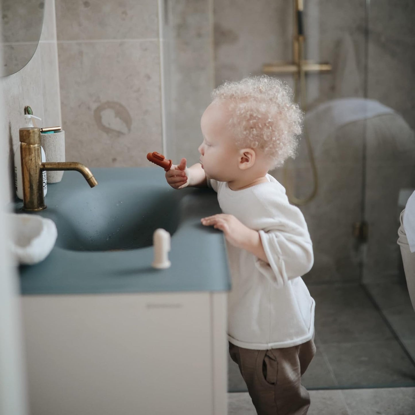 Mushie Escovas de dente de dedo Baby | Conjunto com 2 escovas de dente de silicone para bebês | Primeira escova de dente para bebês, acalma gengivas irritadas | Material: Silicone de qualidade alimentar (Stone/Tradewinds)