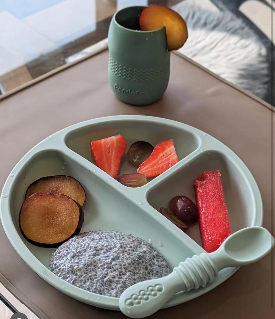 PandaEar Conjunto de 2 Pratos de Silicone com Ventosa para Bebês em Fase de Desmame com 2 Colheres para Bebê - Pratos Divididos para Crianças e Bebês - Pratos Inquebráveis com Seções