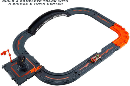 Conjunto de Pista Hot Wheels City Track Pack com 10 peças, incluindo base e diversos elementos para construir uma cidade, e 1 carrinho Hot Wheels. Conecta-se a outros conjuntos. Ideal para crianças a partir de 4 anos. HDN95
