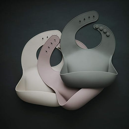 Mushie Babador de Silicone Baby | Babadores Impermeáveis com Ajuste Perfeito | Babadores Fáceis de Limpar para Alimentação do Bebê | 4 Tamanhos Ajustáveis com Bolsos Frontais Fundos | 100% Livre de BPA e Ftalatos