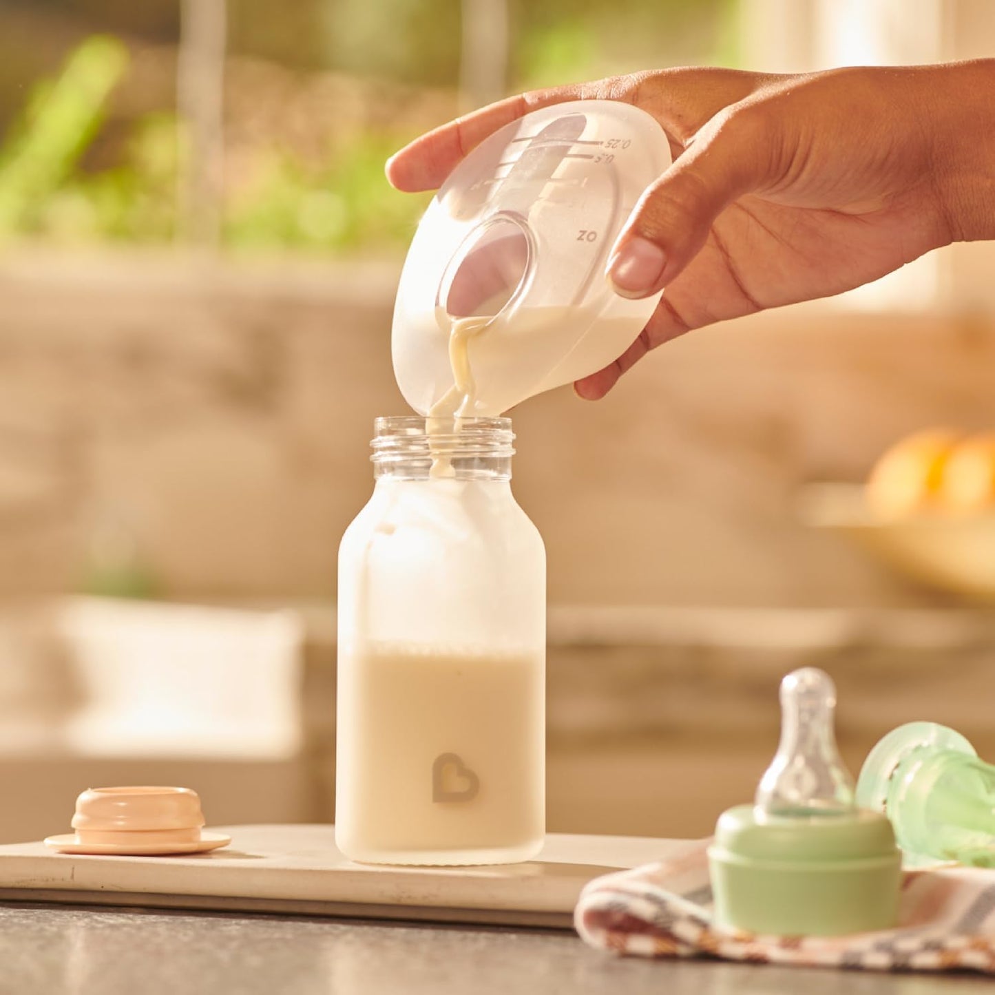 Munchkin Bomba tira-leite de silicone | Bomba manual para amamentação com capacidade para até 120 ml de leite | Design ergonômico e fácil de usar | Artigos essenciais para amamentação e bebê