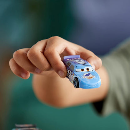 Set de juego oficial Pixar Cars Deluxe de Disney Store, 9 piezas, figuras detalladas de autos que incluyen Rayo McQueen, Jackson Storm y más, juguetes con arte colorido de personajes, apto para mayores de 3 años