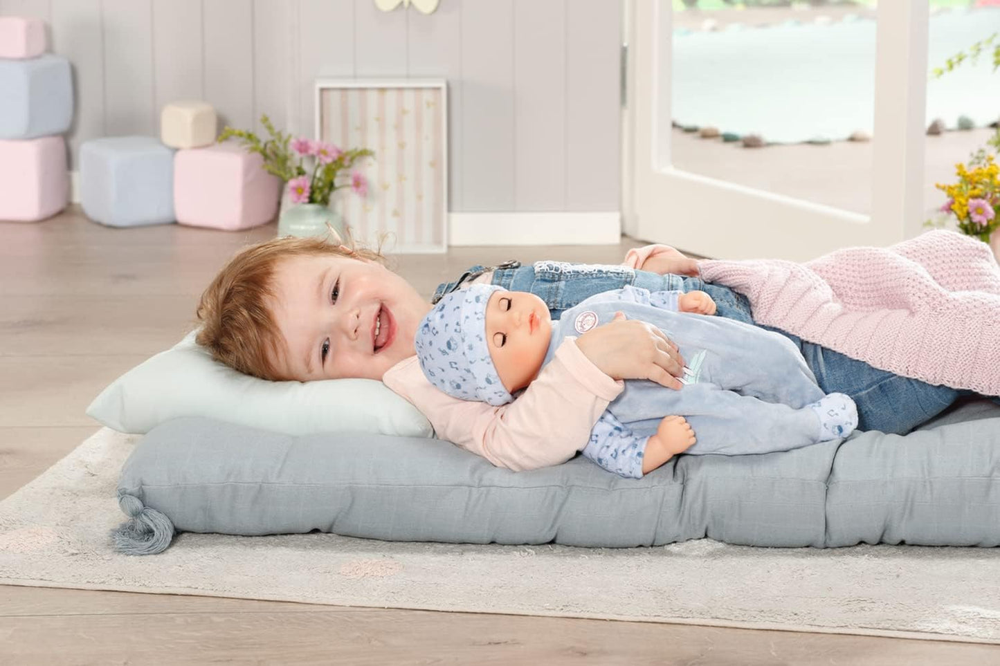 Baby Annabell Boneca Little Alexander de 36 cm com corpo macio, mamadeira e roupinha para brincar de alimentar - Adequada para crianças a partir de 1 ano - Inclui boneca, mamadeira e roupinha.