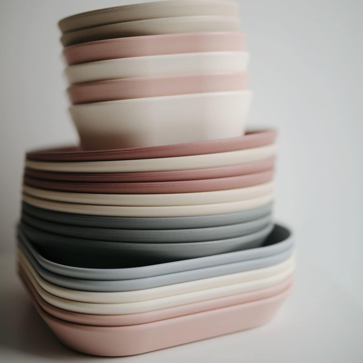Mushie Tigelas para Jantar Infantil | Conjunto de 2 Tigelas Reutilizáveis Livres de BPA | Podem ser Lavadas na Lava-louças e Usadas no Micro-ondas | Fabricadas na Dinamarca | Redondas (Baunilha)