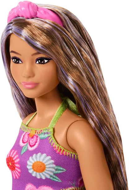Barbie Boneca Fashionistas nº 244 com cabelo castanho com mechas roxas, top floral roxo e saia combinando com acessórios como tiara e sandálias, JJN57