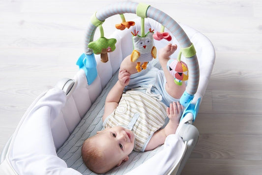 Arco Musical Búho de Taf Toys. Arco para carrito de actividades con 3 juguetes colgantes. Se adapta a cochecitos y sillas de coche. Adecuado para bebés, niños pequeños y niños pequeños. 0 meses +