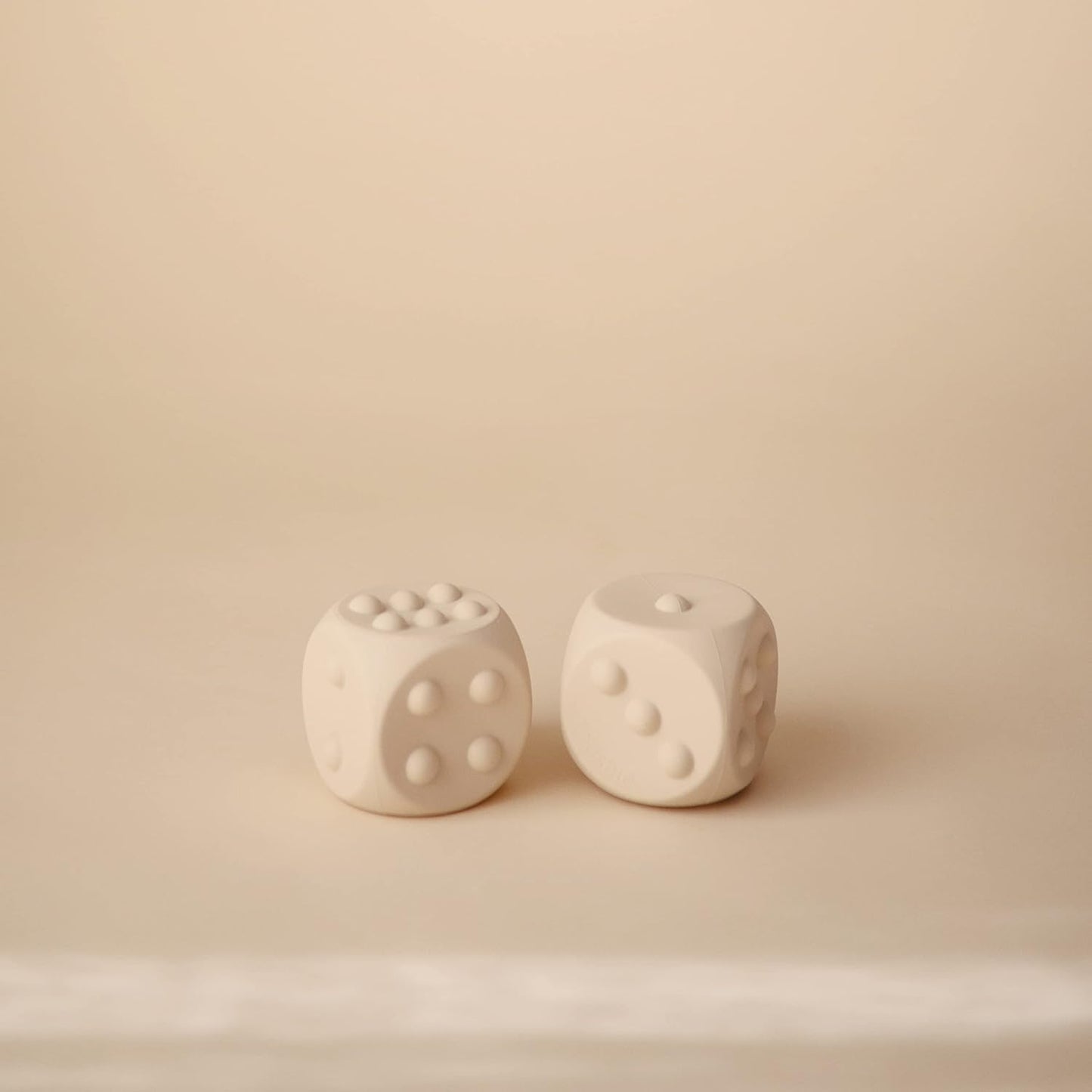 Mushie Brinquedo Sensorial Dice Press (Pacote com 2) | Brinquedo Sensorial para Apertar e Estourar | Desenvolvimento da Coordenação Motora Fina | Ensina Aritmética Simples | 100% Silicone de Qualidade Alimentar