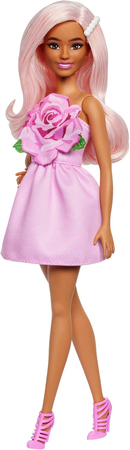 Barbie Boneca Fashionistas nº 238 com cabelo rosa pastel, usando vestido tomara que caia com corpete rosa, presilha de cabelo perolada e sandálias de salto alto rosa com tiras, HYT94