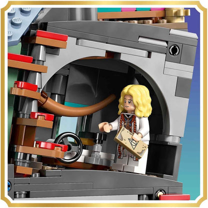 LEGO Harry Potter Casa da Luna Lovegood - Kit de Modelo em Miniatura para Montar com Bloco de Luz e 5 Minifiguras - Ideia de Decoração para Quarto - Presente para Meninas, Meninos e Fãs a partir de 10 Anos - 76467