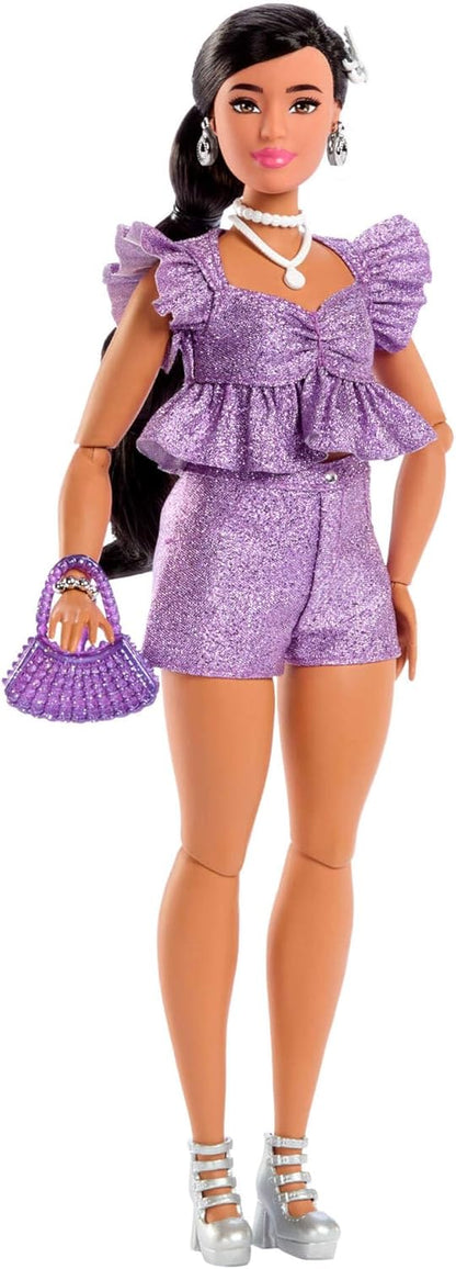 Barbie Deluxe Style Boneca nº 8 com blusa roxa metálica e shorts brilhantes, cabelo preto trançado, acessórios como joias peroladas e bolsa, JFP43