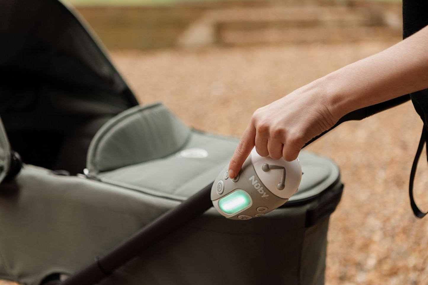 Nuby Cadeira de balanço para carrinho de bebê Jitterbug - 3 níveis de vibração | 20 sons suaves | Sensor de choro | Ajuste universal