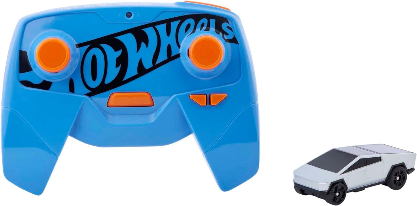 Hot Wheels Carros de corrida controlados por rádio recarregáveis em escala 1:64 R/C para jogos dentro ou fora da pista, inclui carro, controlador e adaptador para crianças de 5 anos ou mais, HJT84