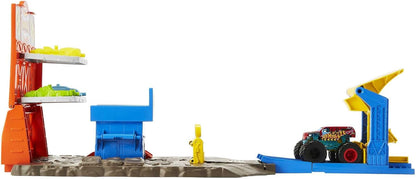 Hot Wheels Brinquedos Monster Trucks, Conjunto Blast Station com 1 HW Demo Derby em escala 1:64 e 3 carrinhos desmontáveis para brincadeira completa, presente para crianças.